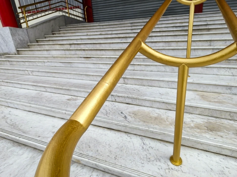 Escalier monumental extérieur en marbre blanc veiné, vue en contre-plongée