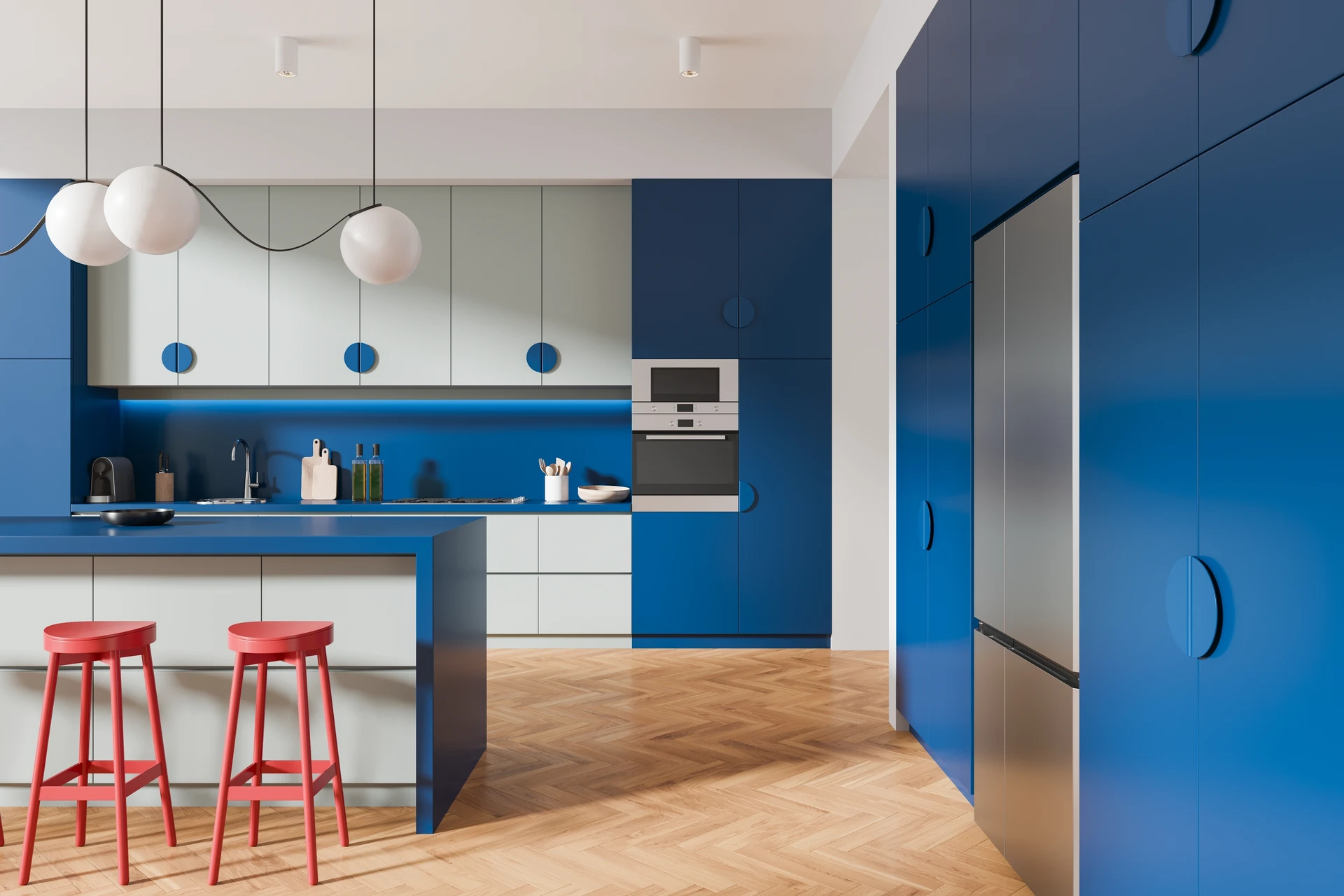 Deux peintres en salopettes jean travaillent sur un mur blanc intérieur