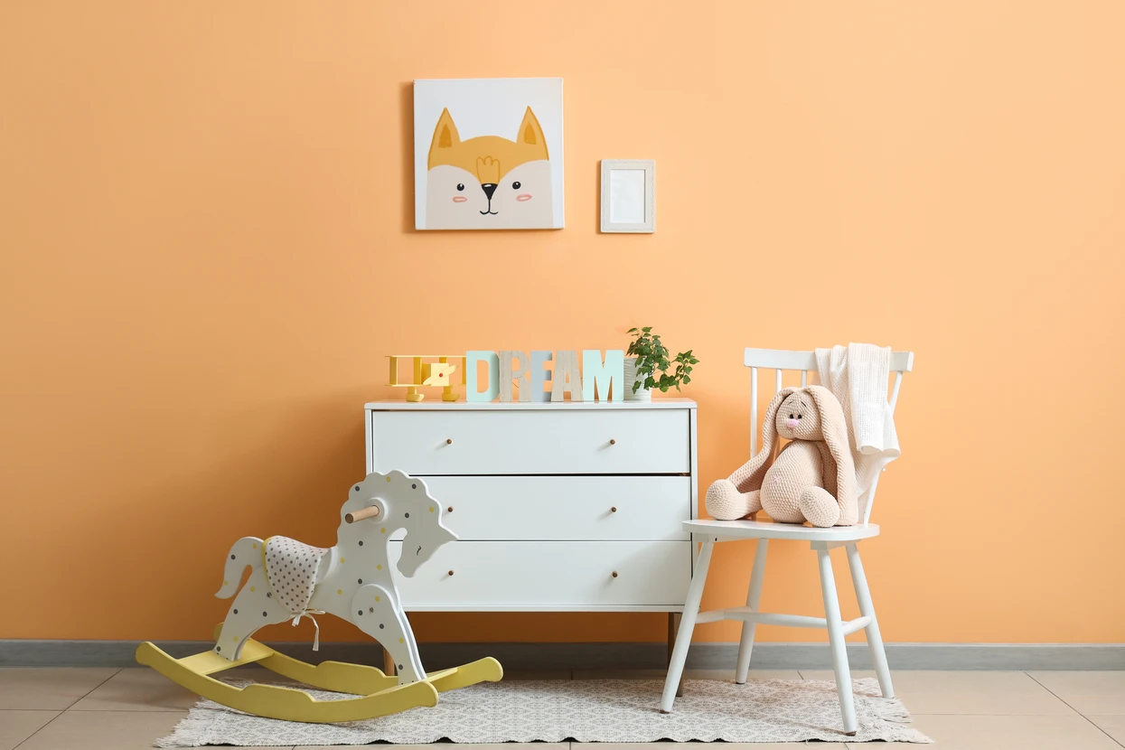 Sol intérieur en parquet bois clair disposé en motif chevrons ou bâtons rompus